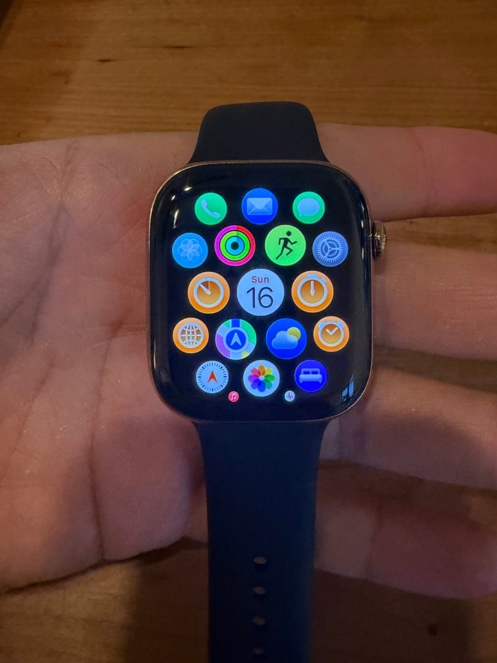 Apple Watch Series 10, color oro Titanio pulido